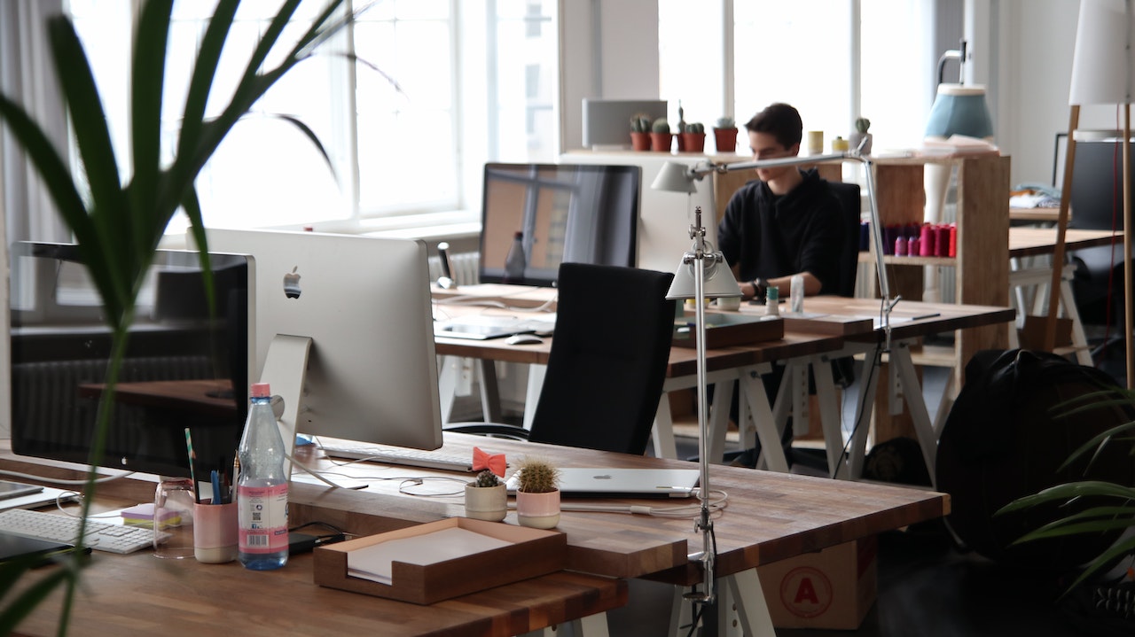 Top 5 tips to create a clean and inspiring workplace!